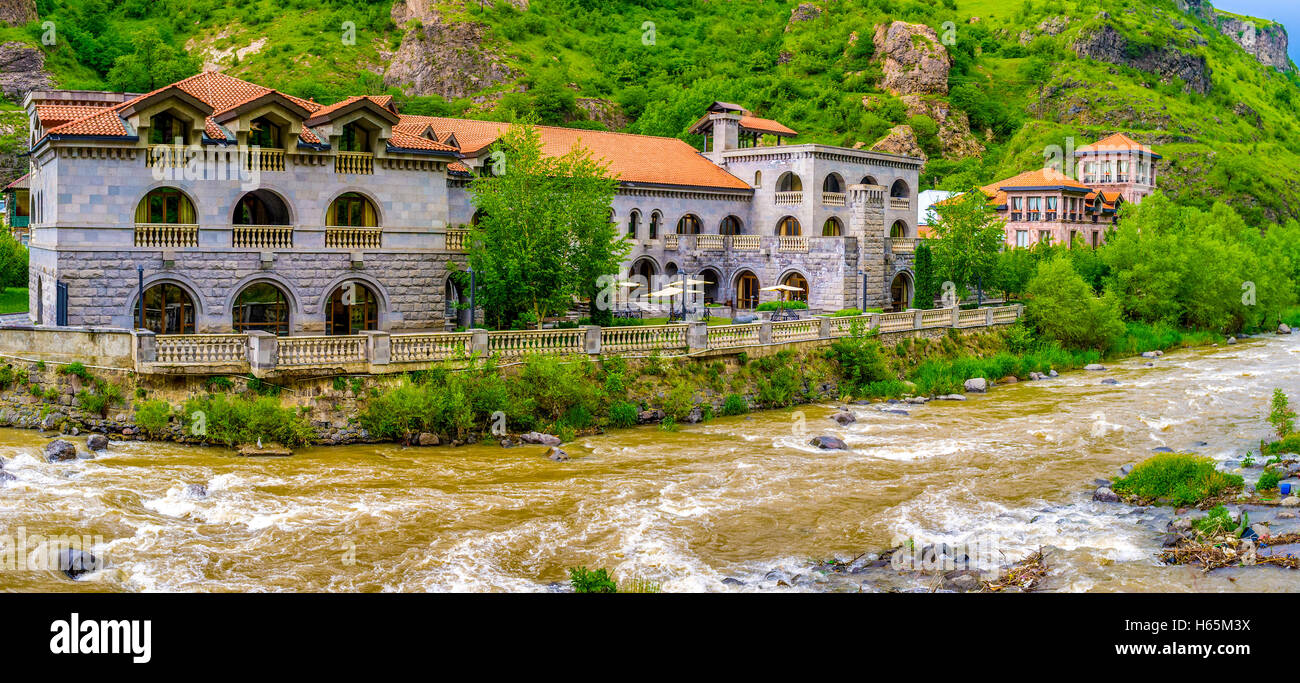 Le village de montagne de Dzoraget dispose de l'hôtel de luxe à côté de la rivière Deped, Arménie. Banque D'Images