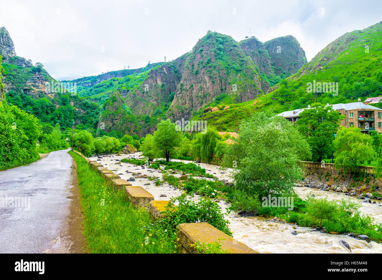 Le Deped rivière entourée de montagnes et de forêts, Dzoraguet, Lori Province, de l'Arménie. Banque D'Images