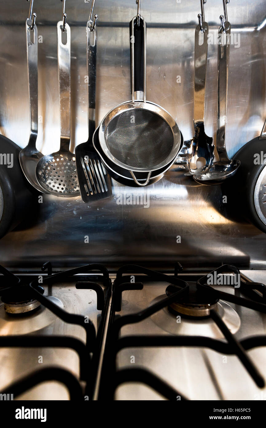 D'une cuisinière et d'ustensiles de cuisine Banque D'Images