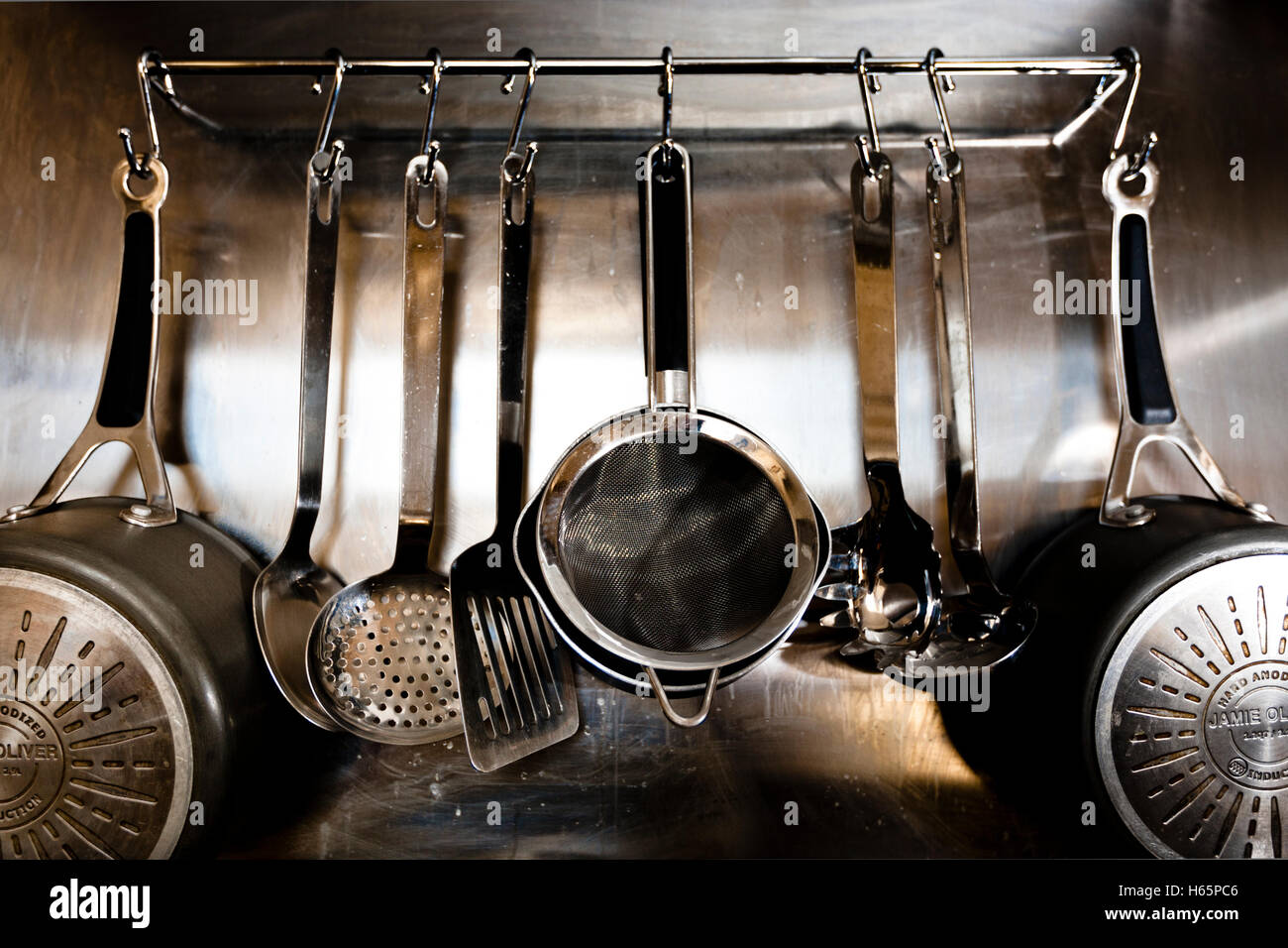 D'une cuisinière et d'ustensiles de cuisine Banque D'Images