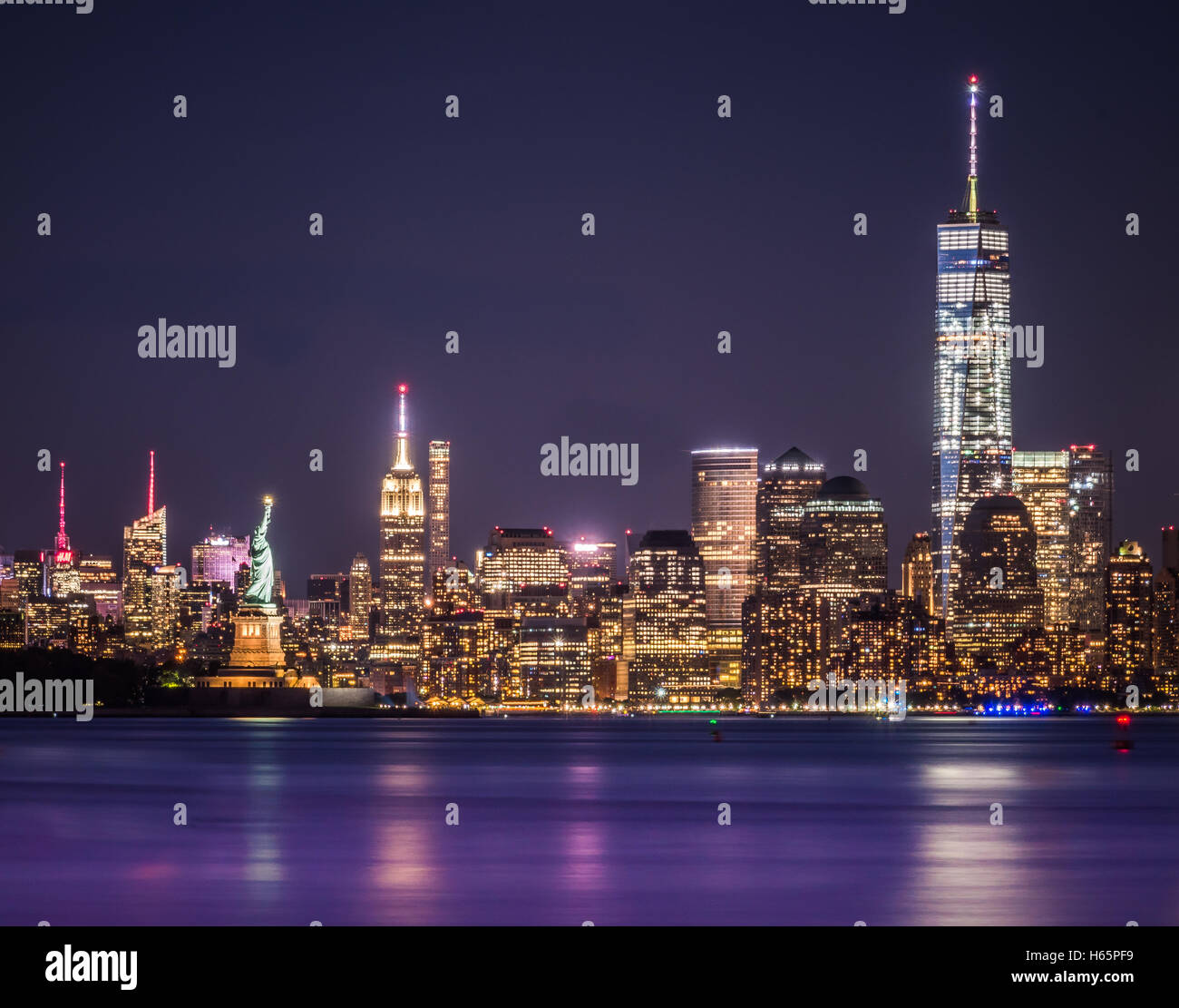 One World Trade Center, l'Empire State et la Statue de la liberté capturés ensemble dans la nuit. Photos à longue exposition Banque D'Images