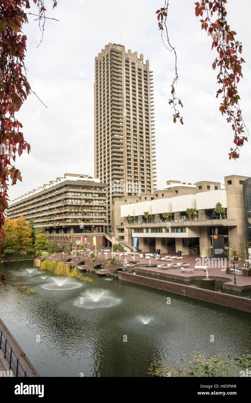 Appartements sur le domaine Barbican dans la ville de Londres, Barbican Centre, Silk Street, Angleterre, Royaume-Uni Banque D'Images