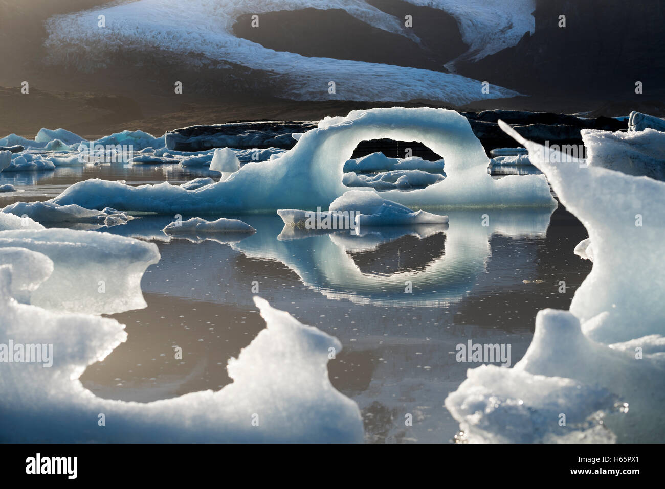 À l'arche de glace Glacier Fjallsarlon Lagoon, parc national du Vatnajökull (Islande). Banque D'Images