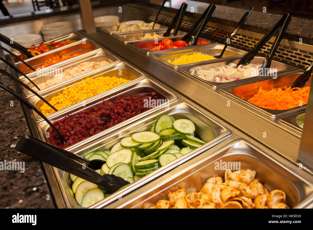 Vue sur le bar à salades dans un Harvester Inn, récipients d