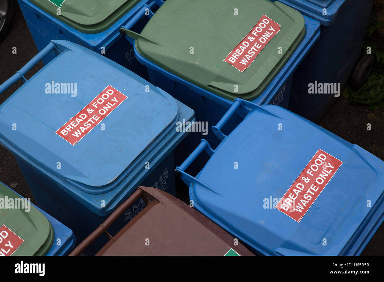 Pain et des aliments poubelles à l'extérieur d'un restaurant, prêt pour la collecte Banque D'Images