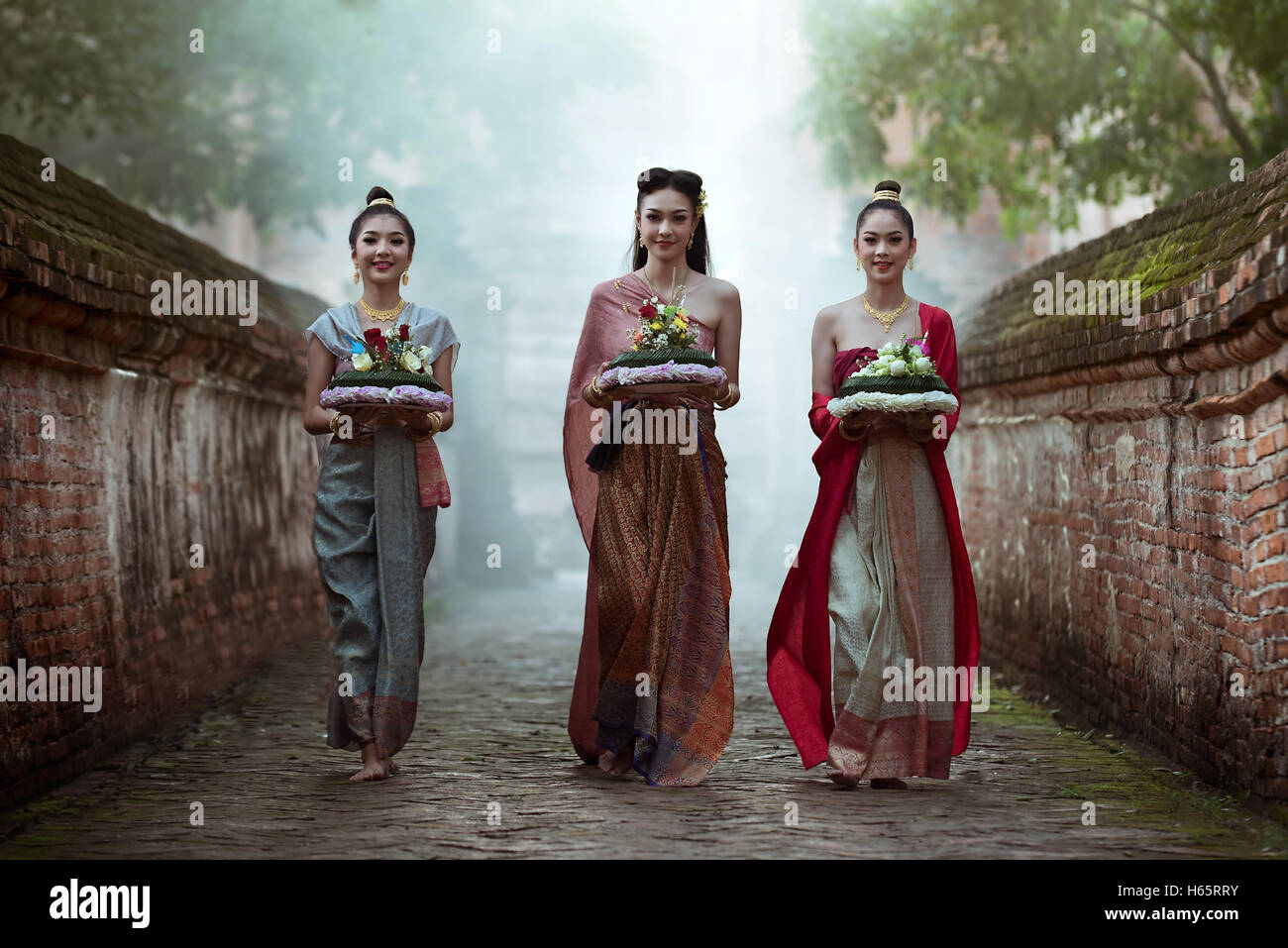 Noppamas Queen Contest Loy Kratong en tradition. Femme thaïlandaise en thaï traditionnelle robe. Banque D'Images