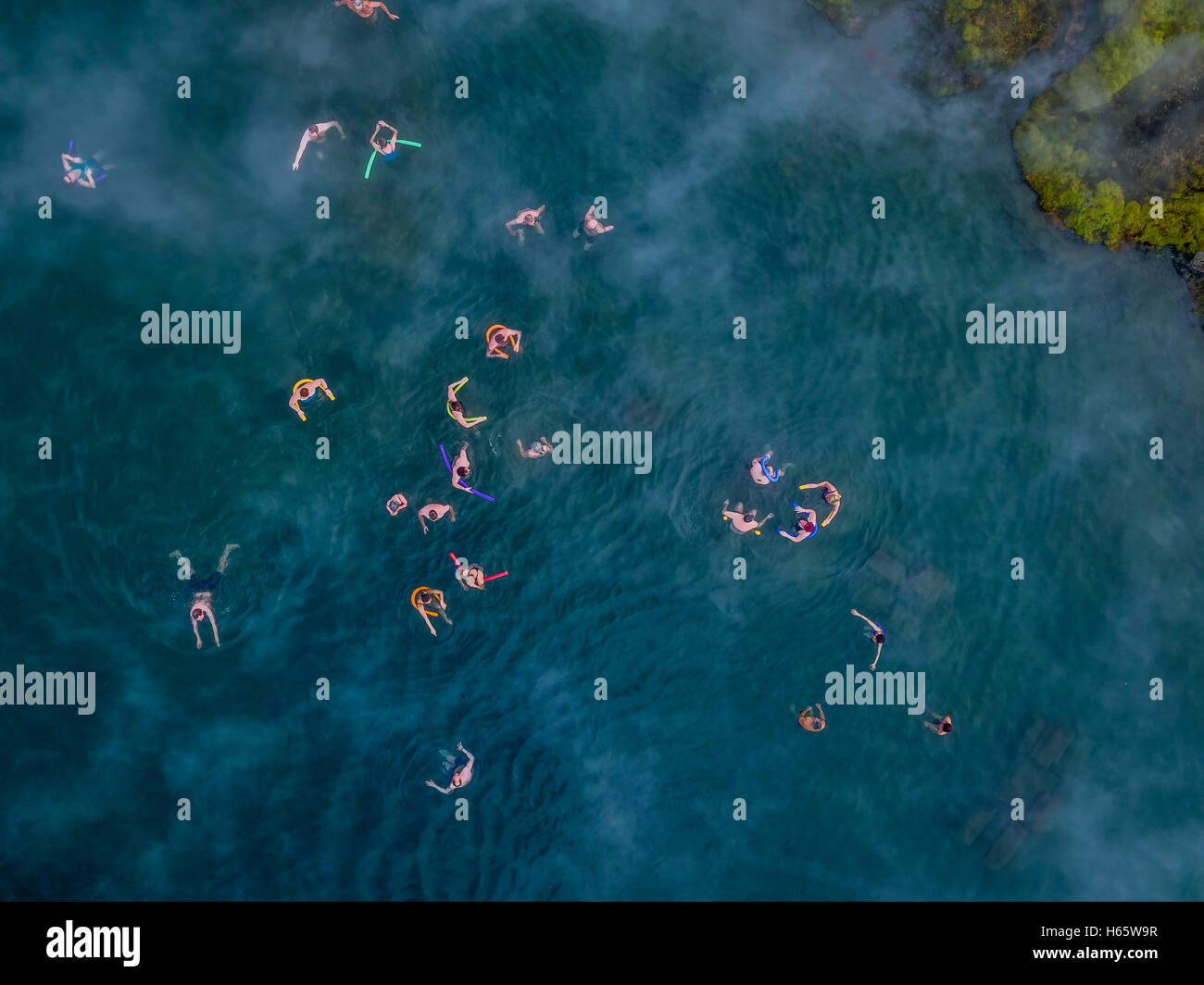 Aerial-People nageant dans une source chaude naturelle- le Secret Lagoon, Fludir, Islande Banque D'Images