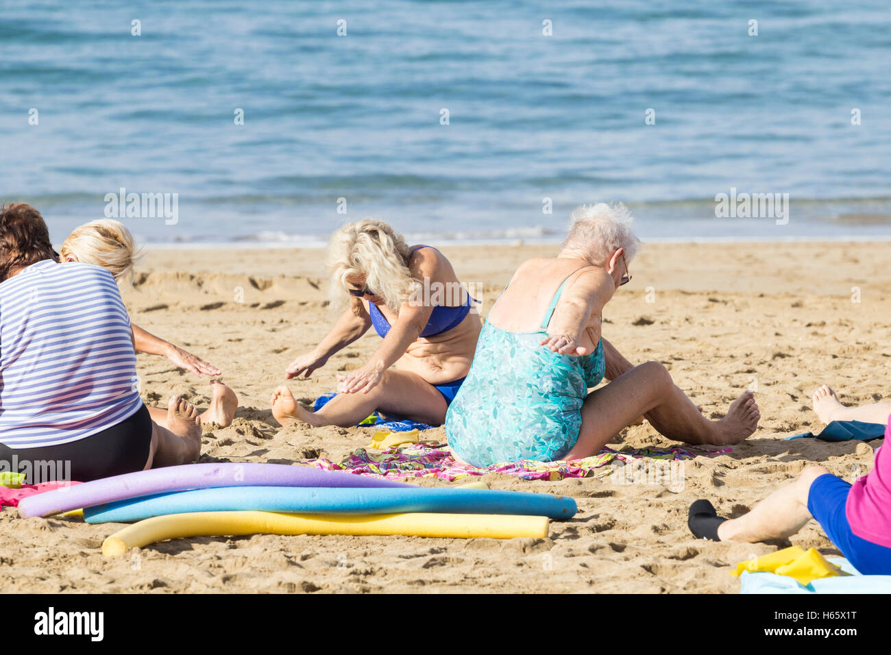 Garder la forme tous les jours retraités classe sur la plage de Las Canteras à Las Palmas, Gran Canaria, Îles Canaries, Espagne Banque D'Images