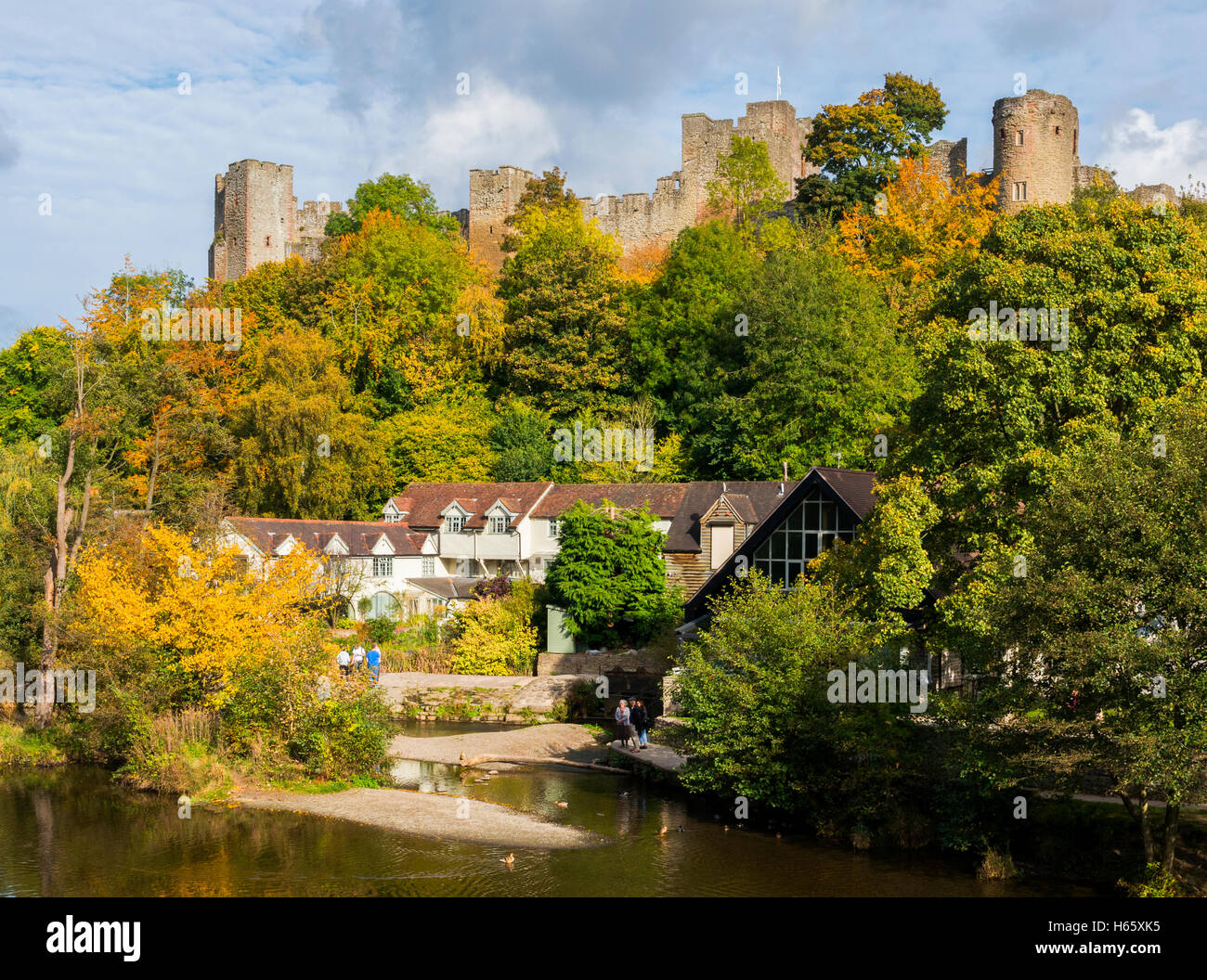 Ludlow Castle surplombant la rivière Teme en automne, Ludlow, Shropshire, England, UK. Banque D'Images