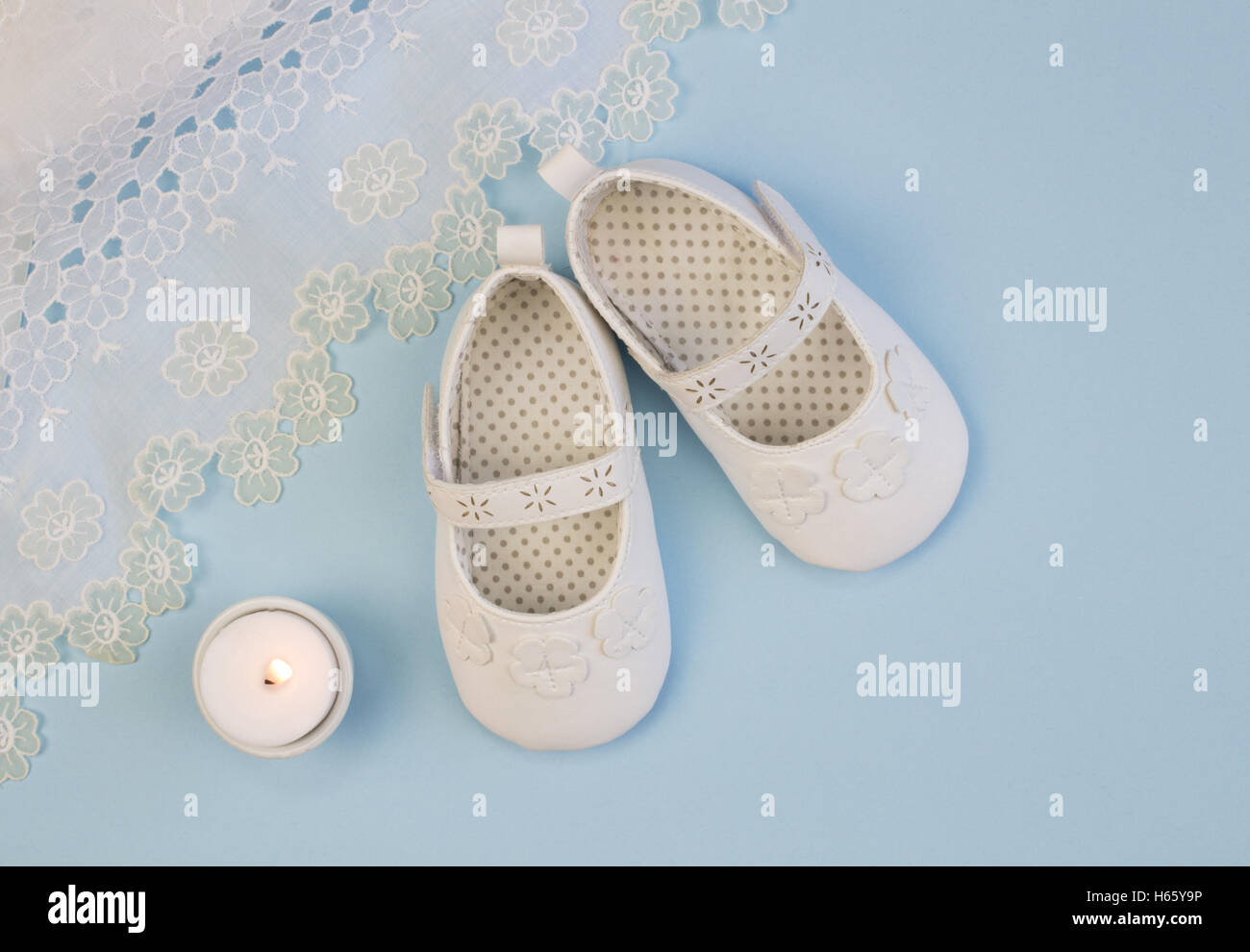 Paire De Chaussons Pour Bebe Blanc Sur Fond Bleu Avec Dentelle Robe Photo Stock Alamy