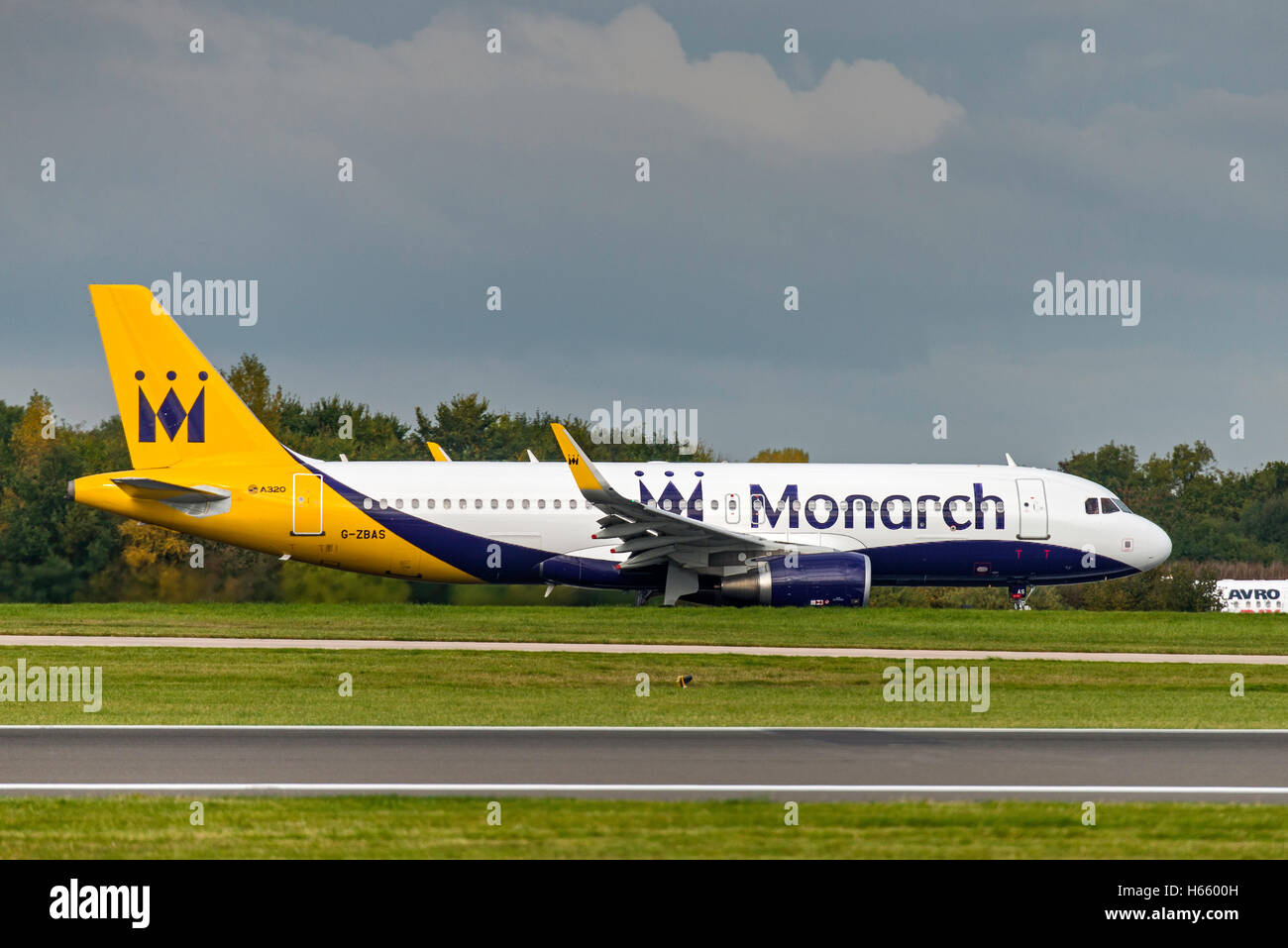 Airbus A320-214 G-ZBAS Monarque, l'aéroport de Manchester England Uk. Le départ, les arrivées. Banque D'Images