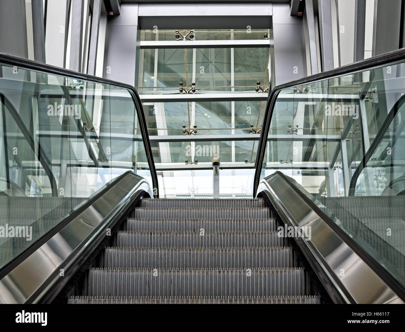 Les bâtiments modernes de la série : Voir l'escalator Banque D'Images