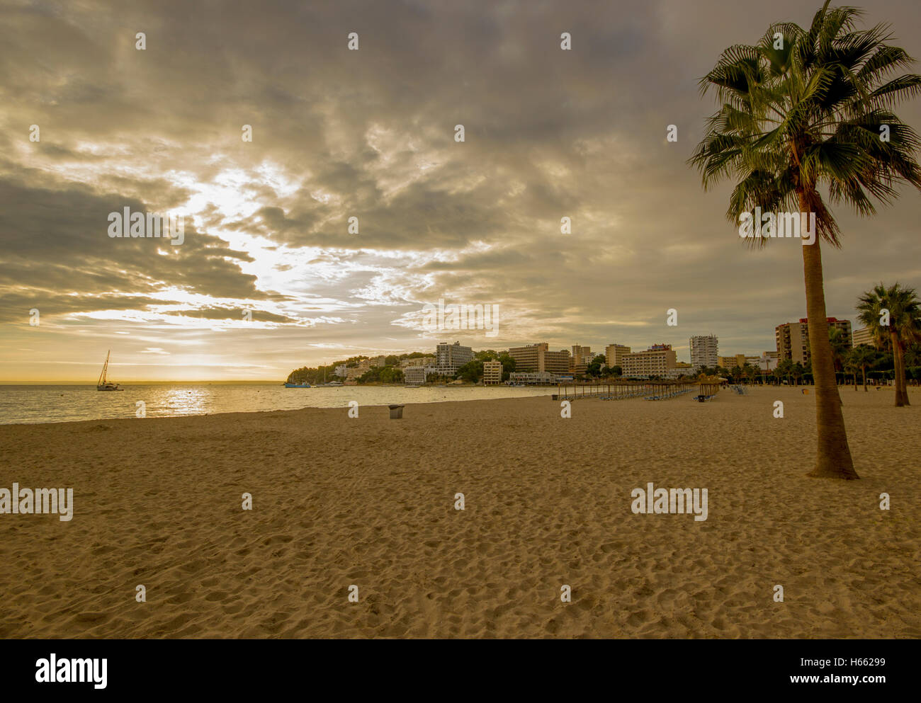 Au cours des levers de plage tranquille et paisible, Palma Nova, Espagne Banque D'Images