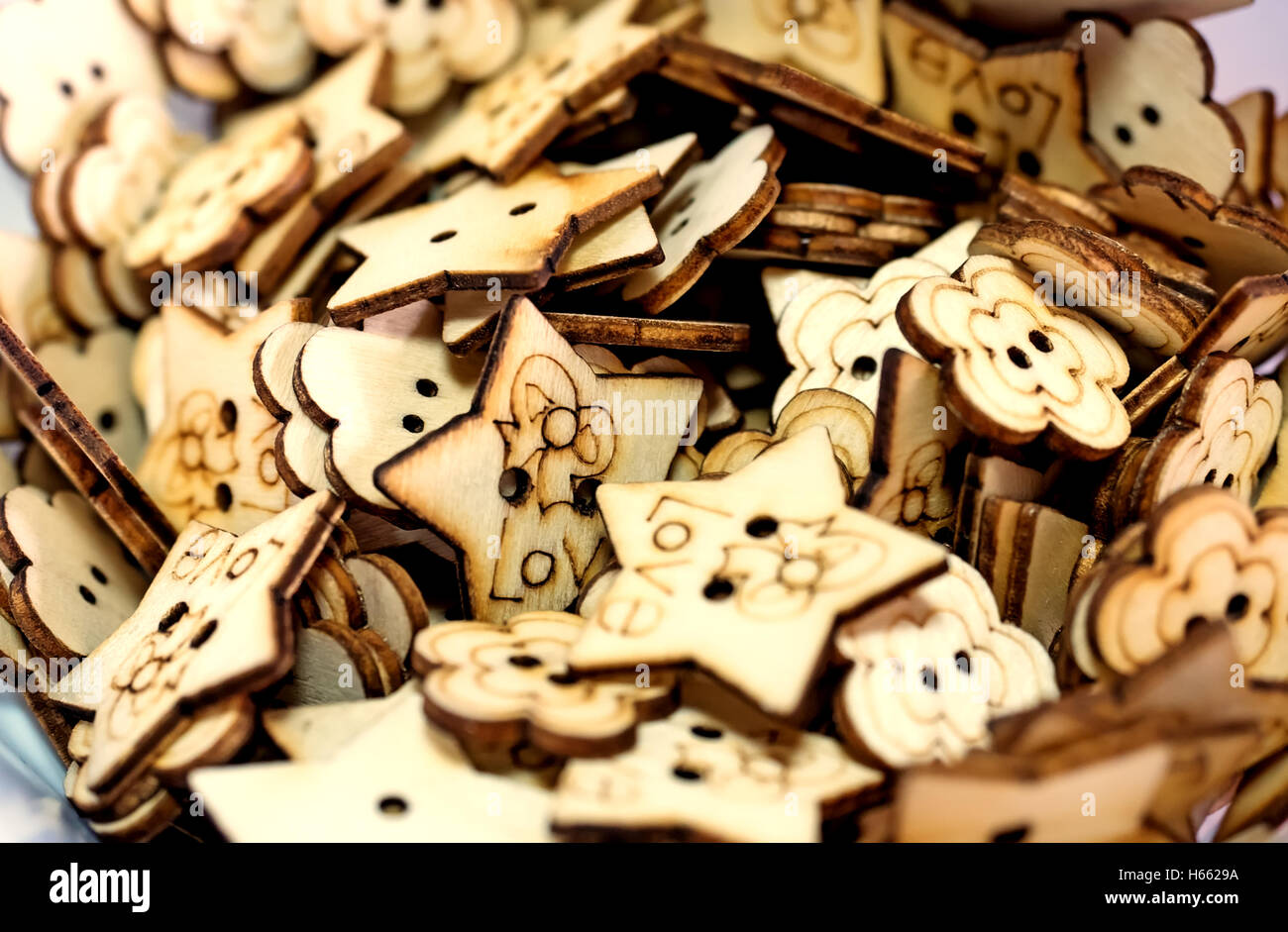 De nombreux boutons fait main en bois, faible profondeur de champ Banque D'Images