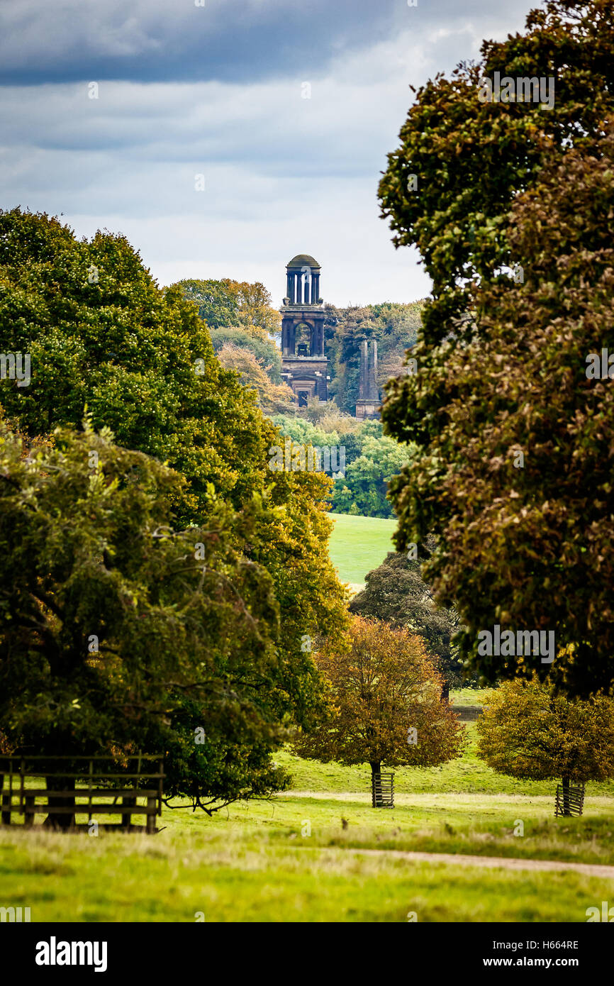 Belles couleurs d'automne au Wentworth Woodhouse gardens avec le mausolée dans la distance Banque D'Images