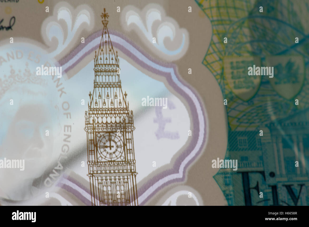 Close up detail de l'UKs nouvelle note indiquant les cinq livres Elizabeth Tower, Palais de Westminster, Londres Banque D'Images