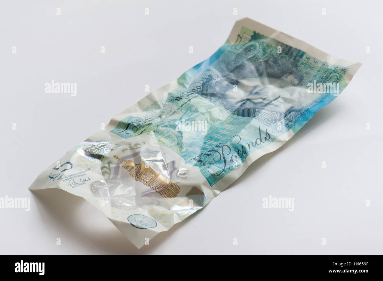 De nouvelles froissé UK 5 pound note sur fond blanc Banque D'Images