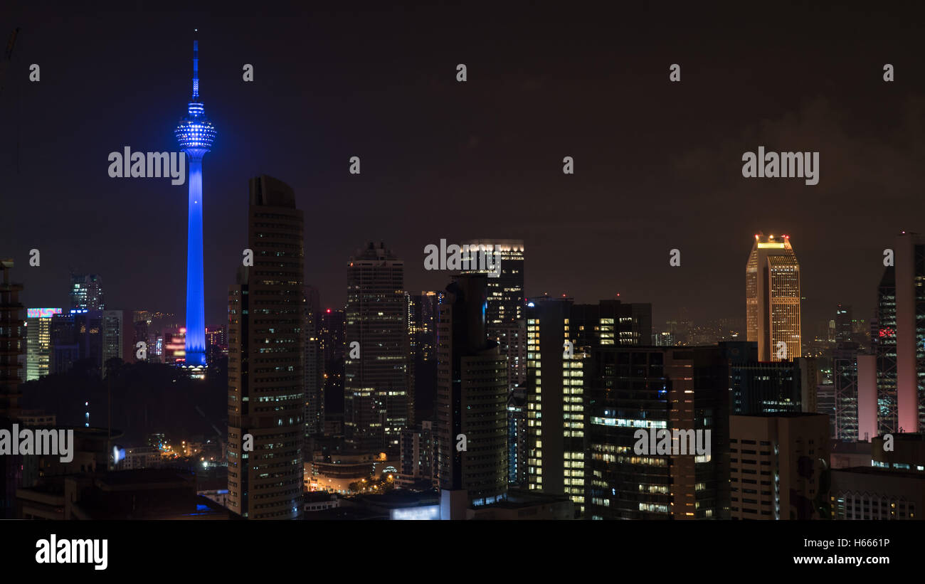 Kuala Lumpur nuit paysage urbain avec Menara KL Tower Banque D'Images