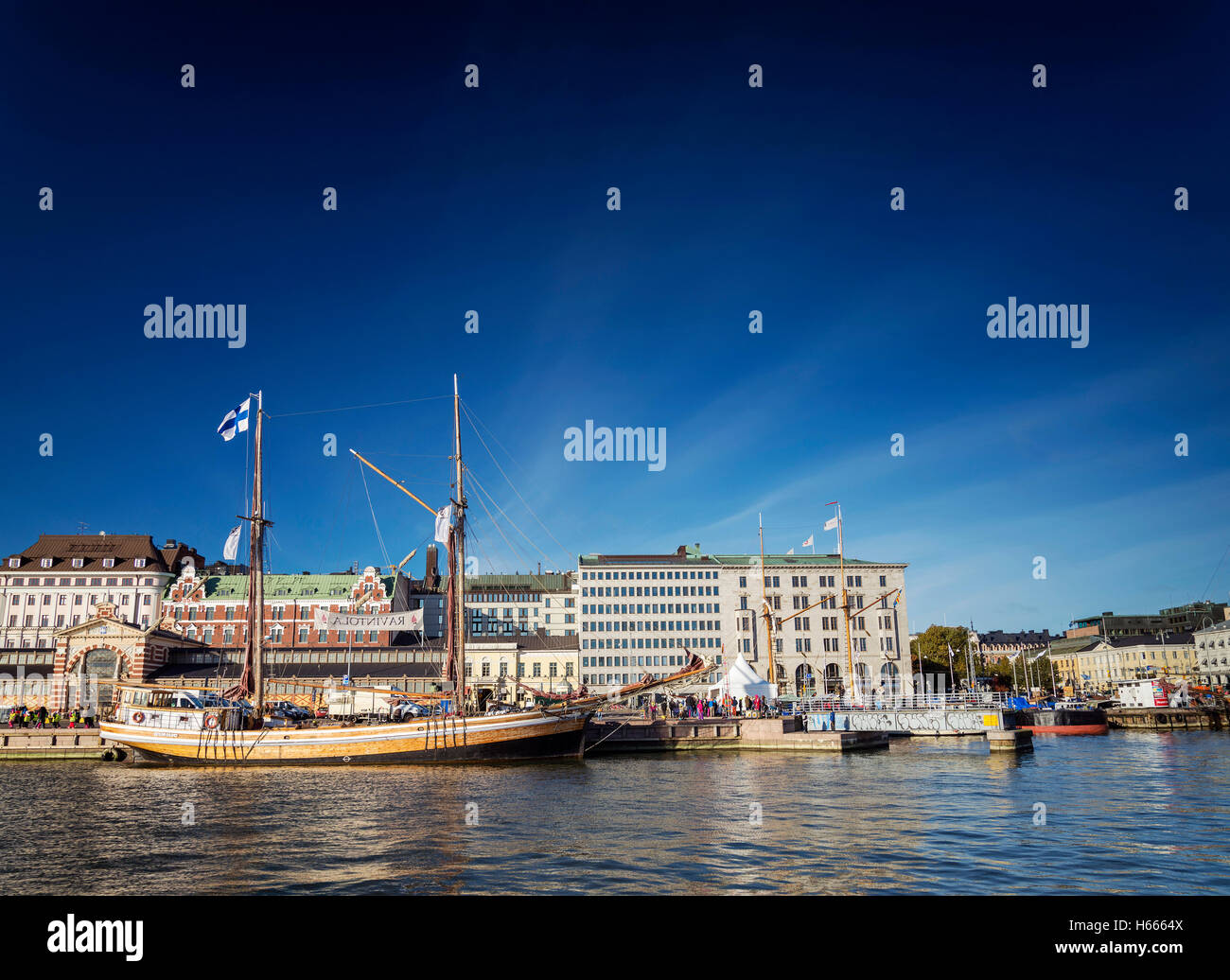 Vue d'un voilier dans le port de la ville d'Helsinki en Finlande port Banque D'Images