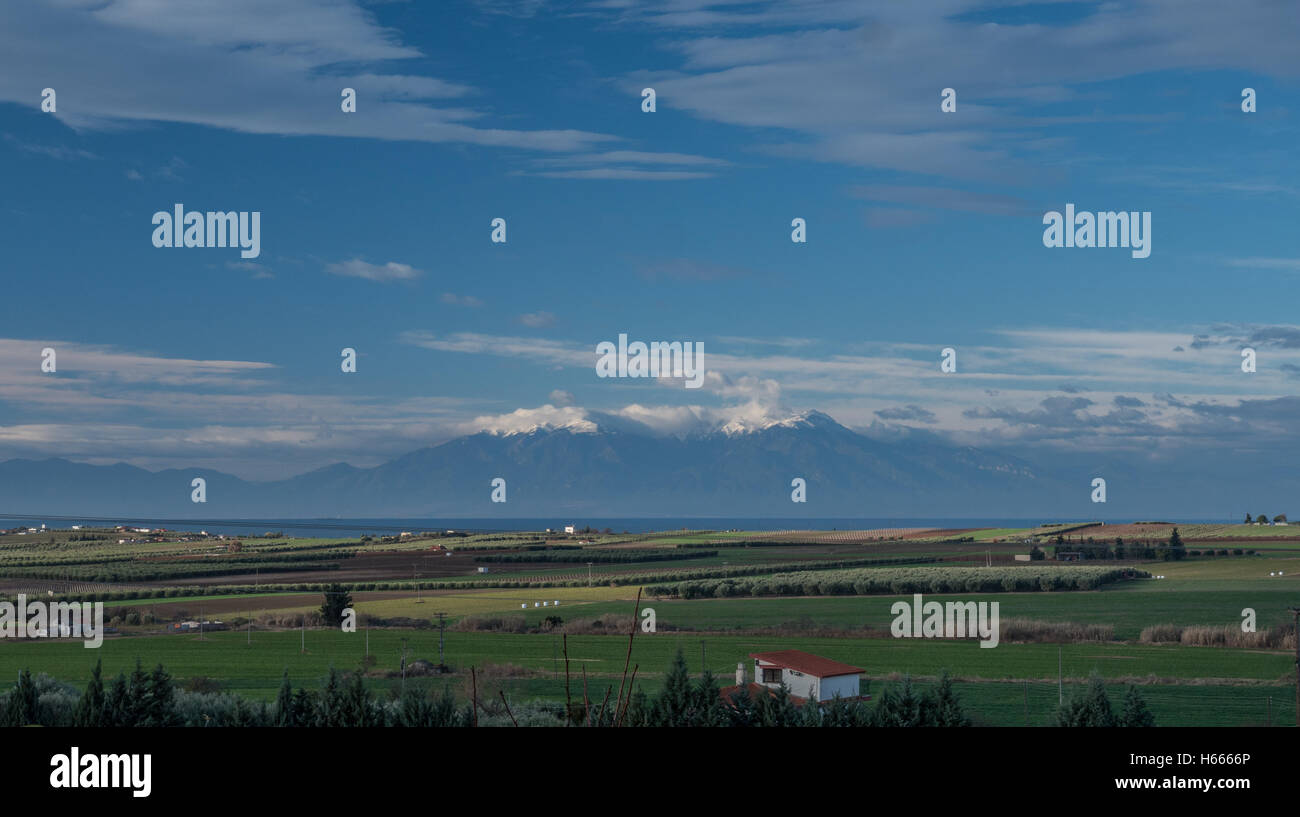 Paysage avec le ciel, les nuages, les terres agricoles et le Mont Olympe Banque D'Images