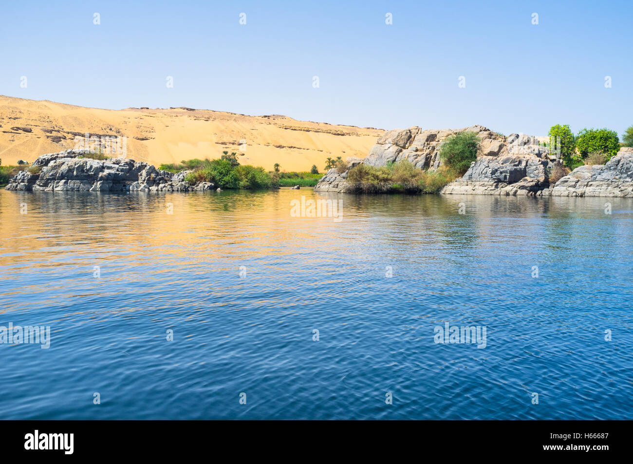 Les petits îlots rocheux à l'ouest du Nil entoure la rivière à côté de l'île Eléphantine, Assouan, Egypte. Banque D'Images