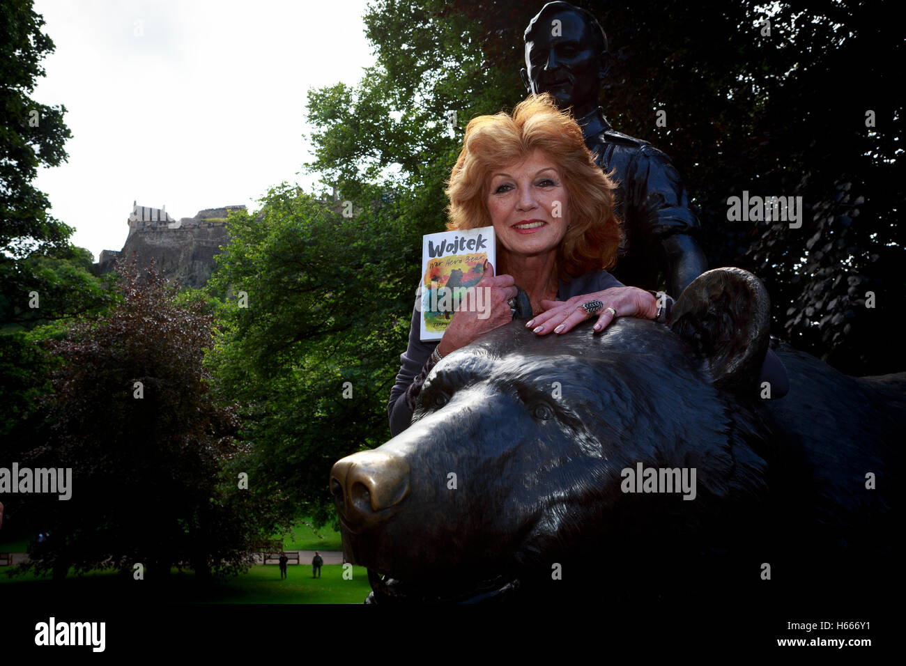 Rula Lenska Wojtek et l'ours sont réunis avec leur histoire de la Pologne à l'Edinburgh Fringe. Article Lenska possèdent à Édimbourg Banque D'Images