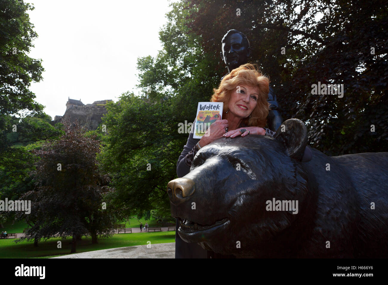 Rula Lenska Wojtek et l'ours sont réunis avec leur histoire de la Pologne à l'Edinburgh Fringe. Article Lenska possèdent à Édimbourg Banque D'Images
