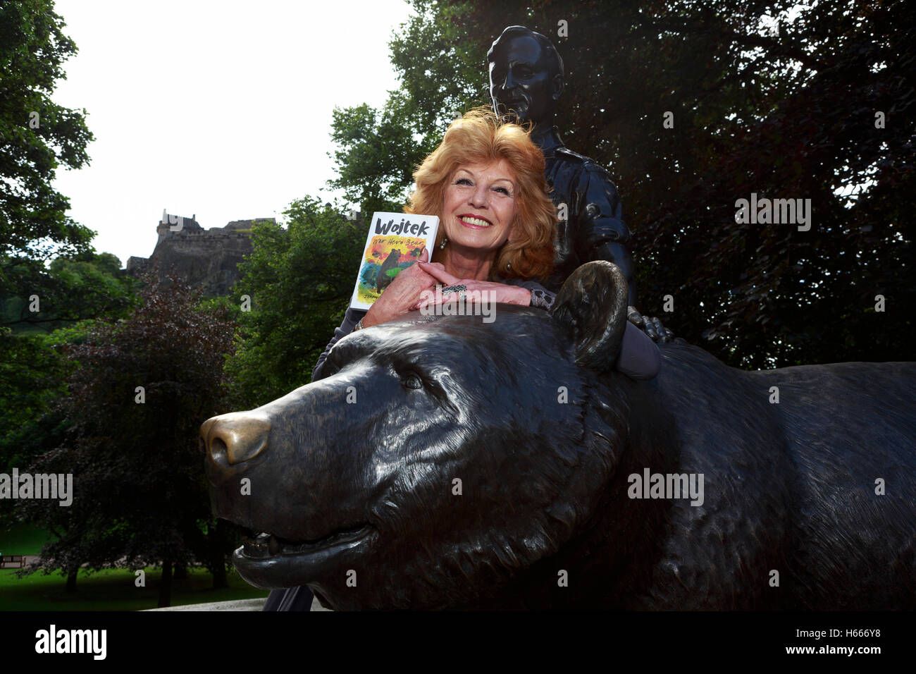 Rula Lenska Wojtek et l'ours sont réunis avec leur histoire de la Pologne à l'Edinburgh Fringe. Article Lenska possèdent à Édimbourg Banque D'Images