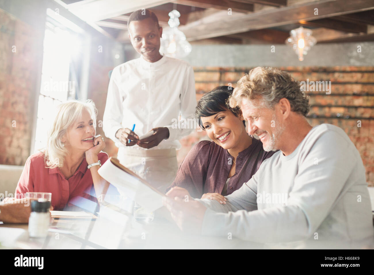 Waiter taking commander au restaurant table Banque D'Images