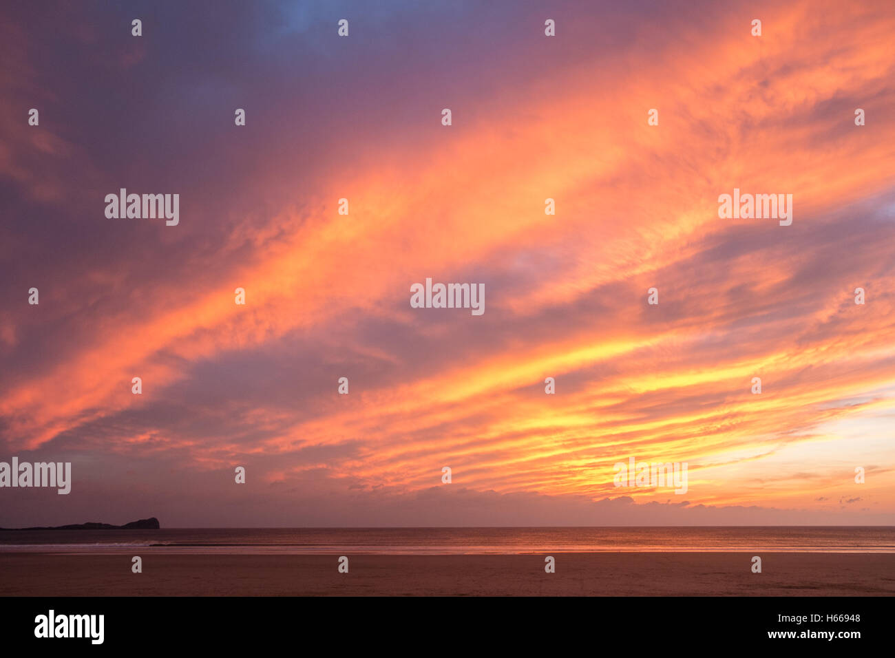 Coucher du soleil à Llangennith Rhossili Bay,plage,Gower Wales., Banque D'Images