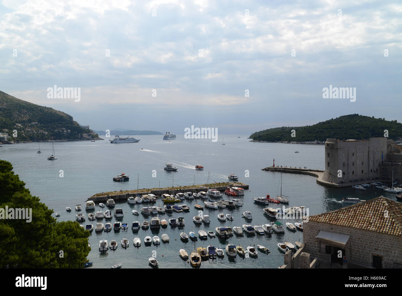 Belle vue sur le port de Dubrovnik avec différents ship (Croatie). Banque D'Images