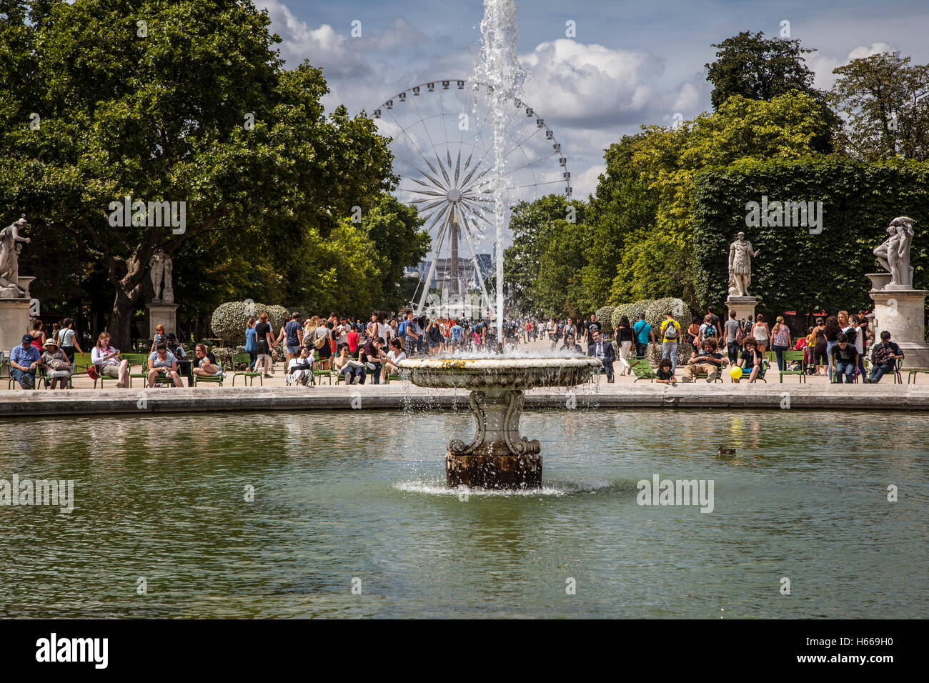 Touristiques et locales dans le célèbre jardin des Tuileries. Jardin des Tuileries (Jardin des Tuileries) est un jardin public Banque D'Images