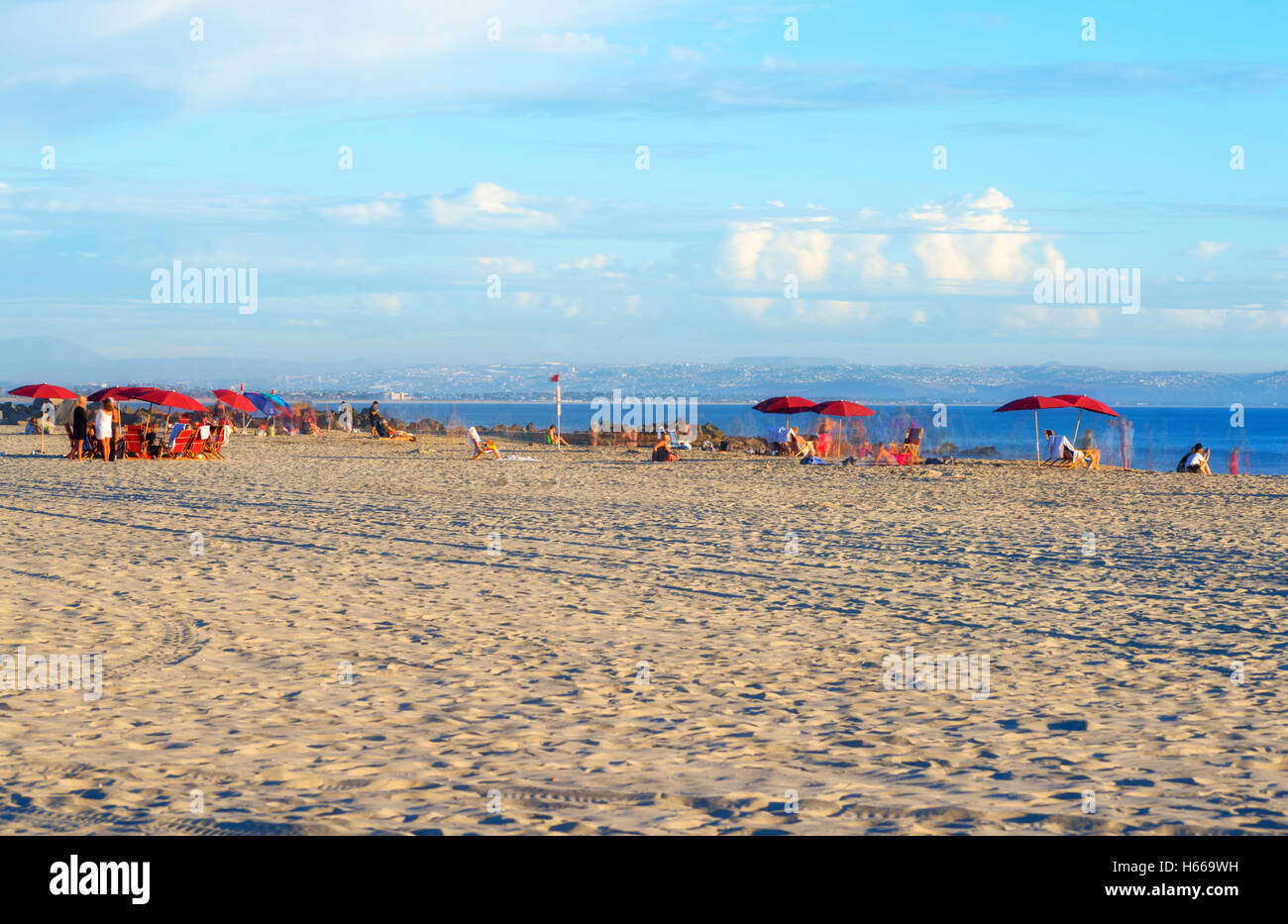 Les parasols, les gens sur la plage centrale de Coronado. Coronado, Californie, USA. Banque D'Images