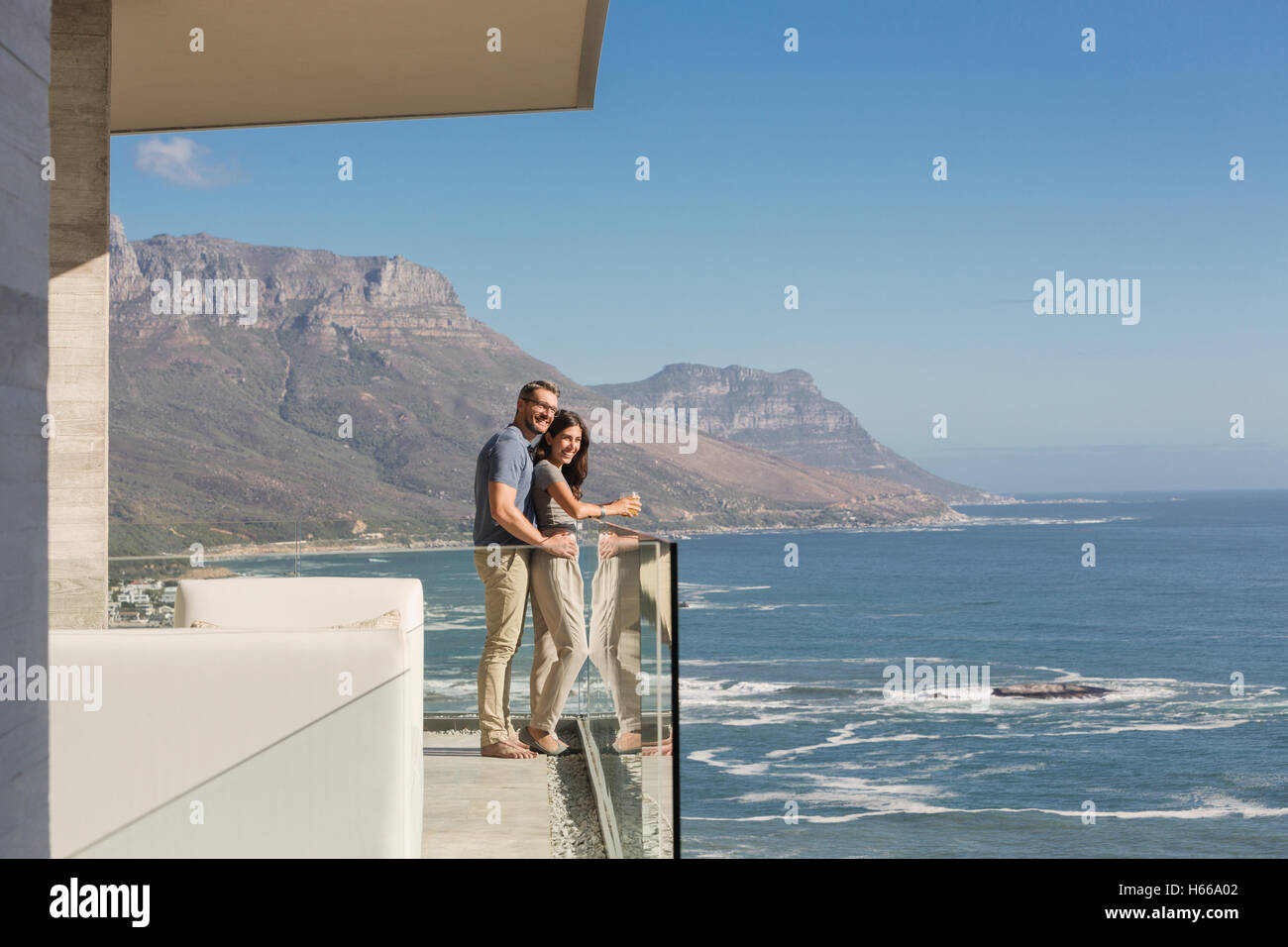 Couple à la recherche de luxe Balcon vue mer à partir de Banque D'Images