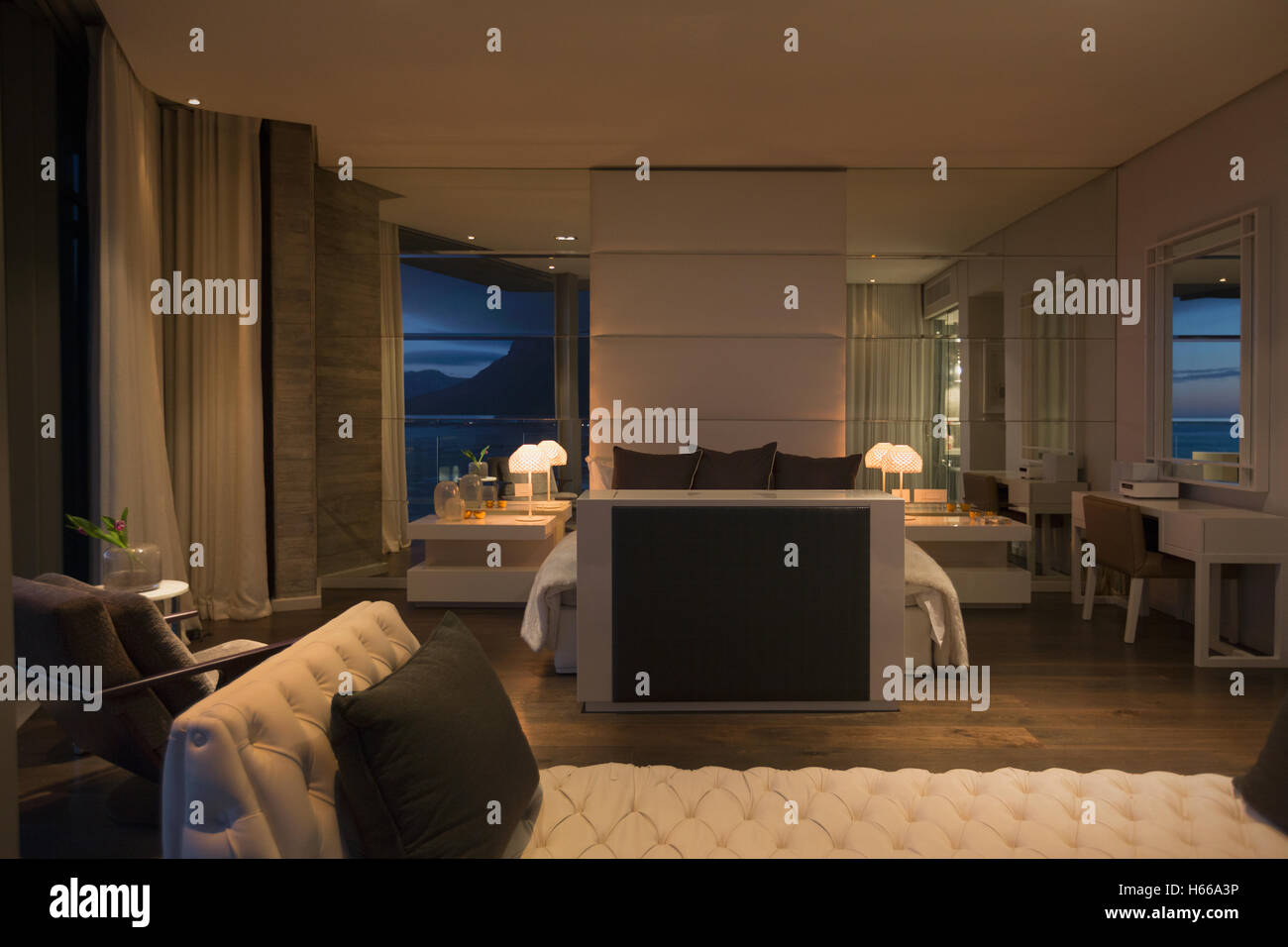 Home vitrine de luxe lumineux chambre la nuit Banque D'Images