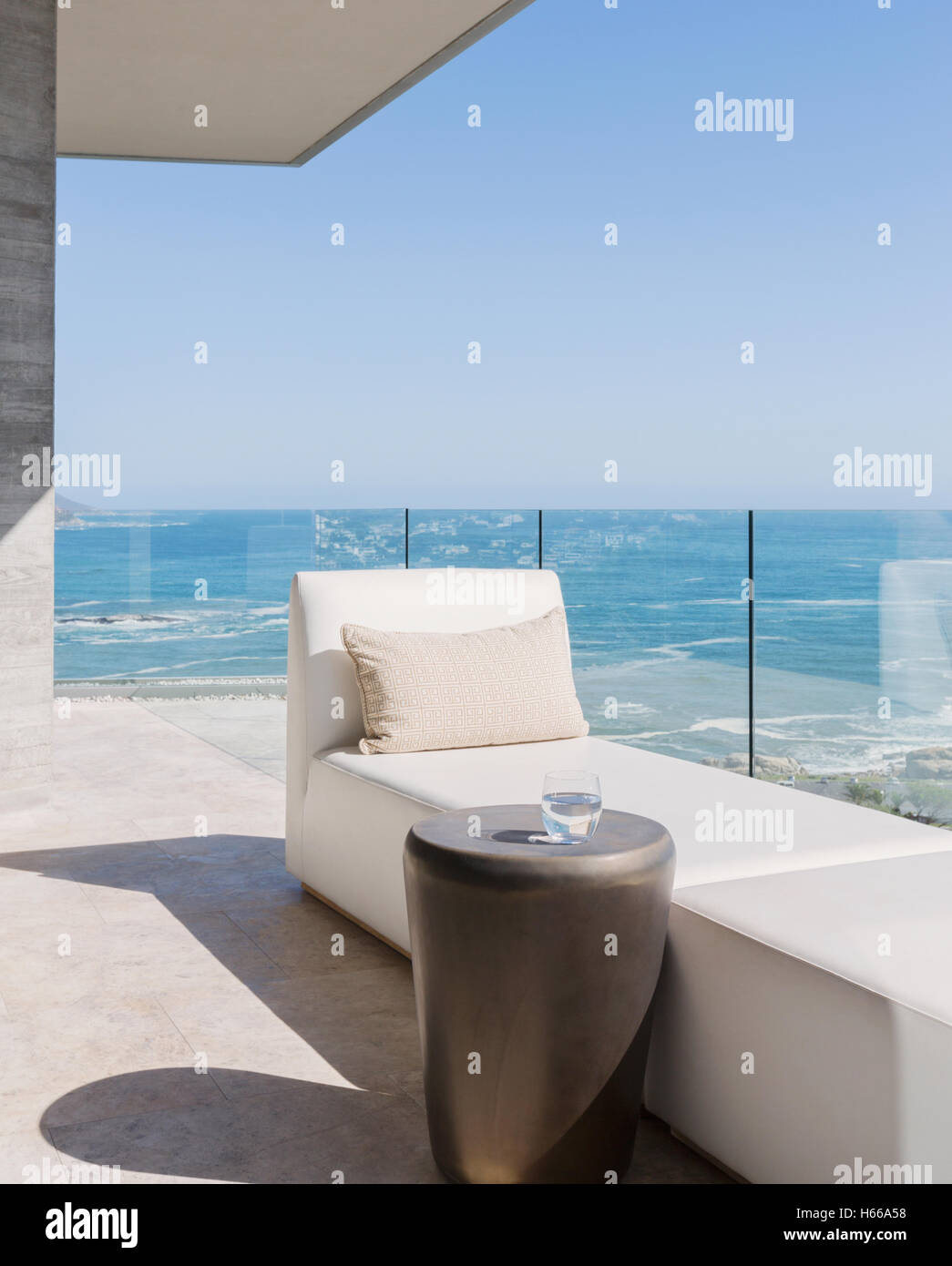 Chaise longue et de l'eau sur du verre de luxe beau balcon avec vue sur l'océan Banque D'Images