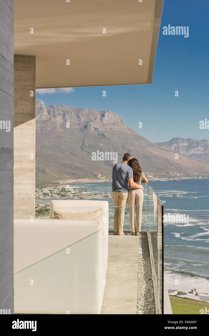 Couple océan ensoleillée et vue sur la montagne de luxe Balcon Banque D'Images