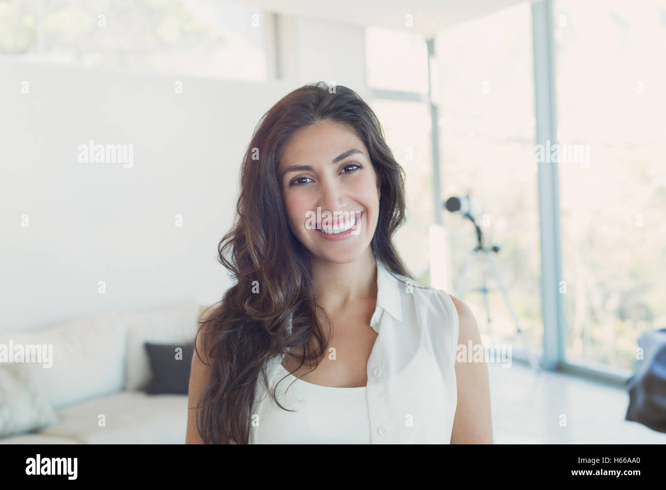 Smiling brunette woman Portrait Banque D'Images
