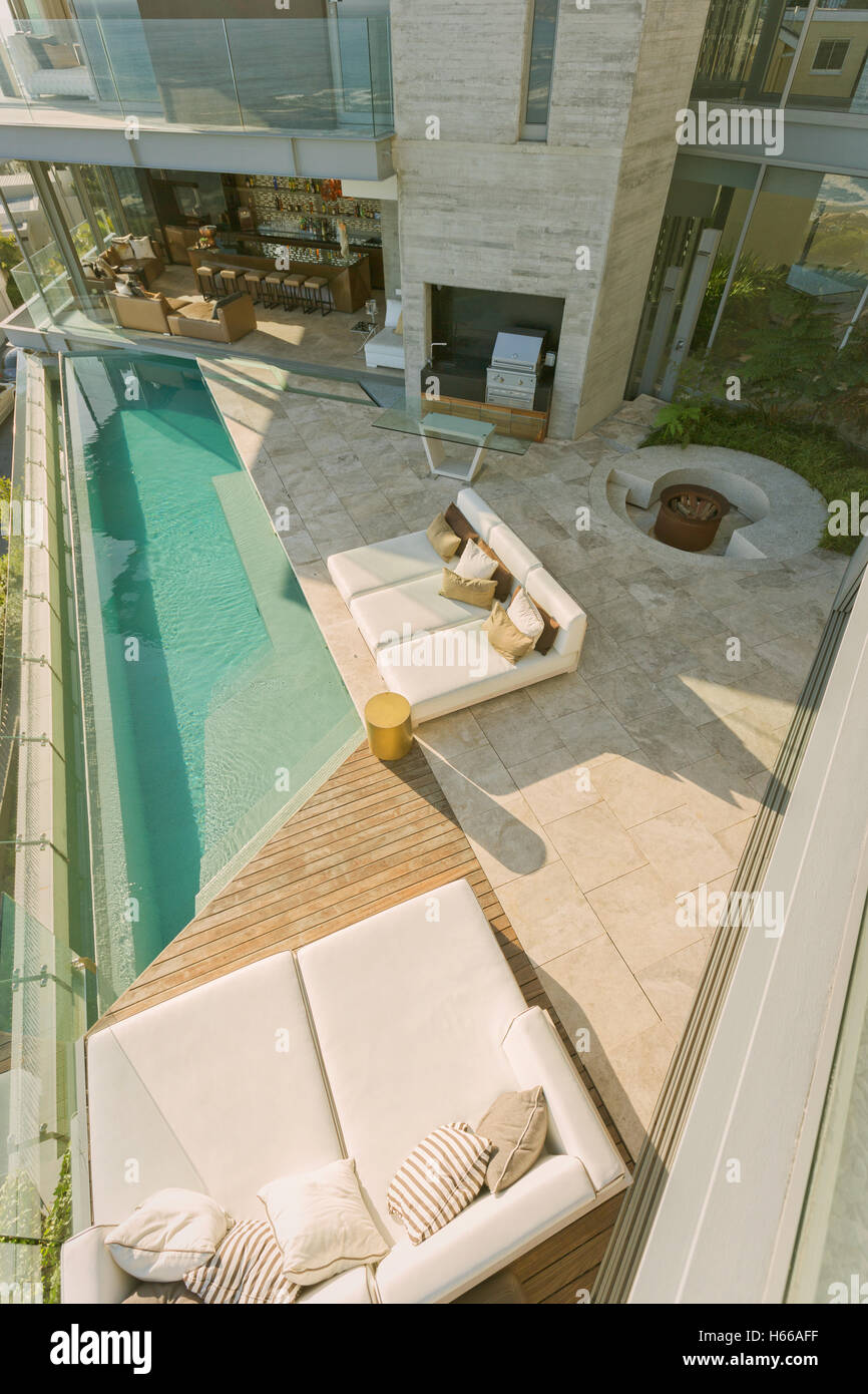 Home vitrine de luxe moderne ensoleillée terrasse avec chaises longues et une piscine Banque D'Images