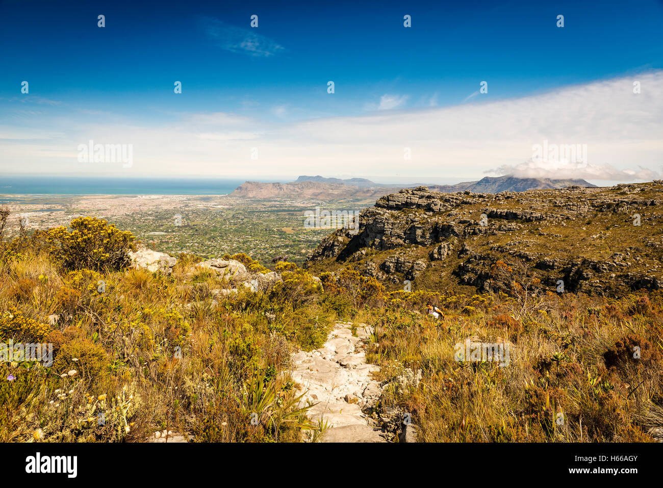 Randonneur sur Table Mountain piste avec Cape Town dans l'arrière-plan Banque D'Images