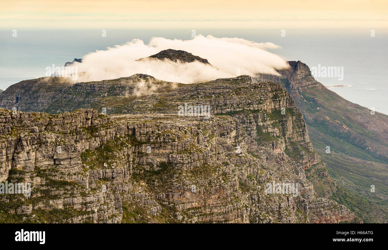 Nuageux ridgeline des Douze Apôtres vue depuis le dessus du Cap, Table Mountain, Afrique du Sud Banque D'Images