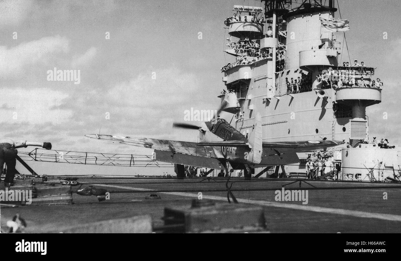Fairey Firefly terres de chasse dans le poste de pilotage de la Royal Navy le porte-avions HMS Unicorn 1950 Banque D'Images