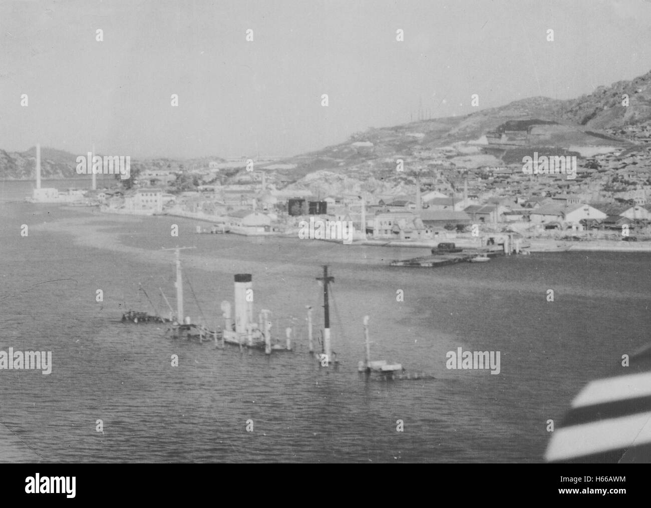 Bateau coulé dans le port de Mokpo, Corée, 1954 Banque D'Images