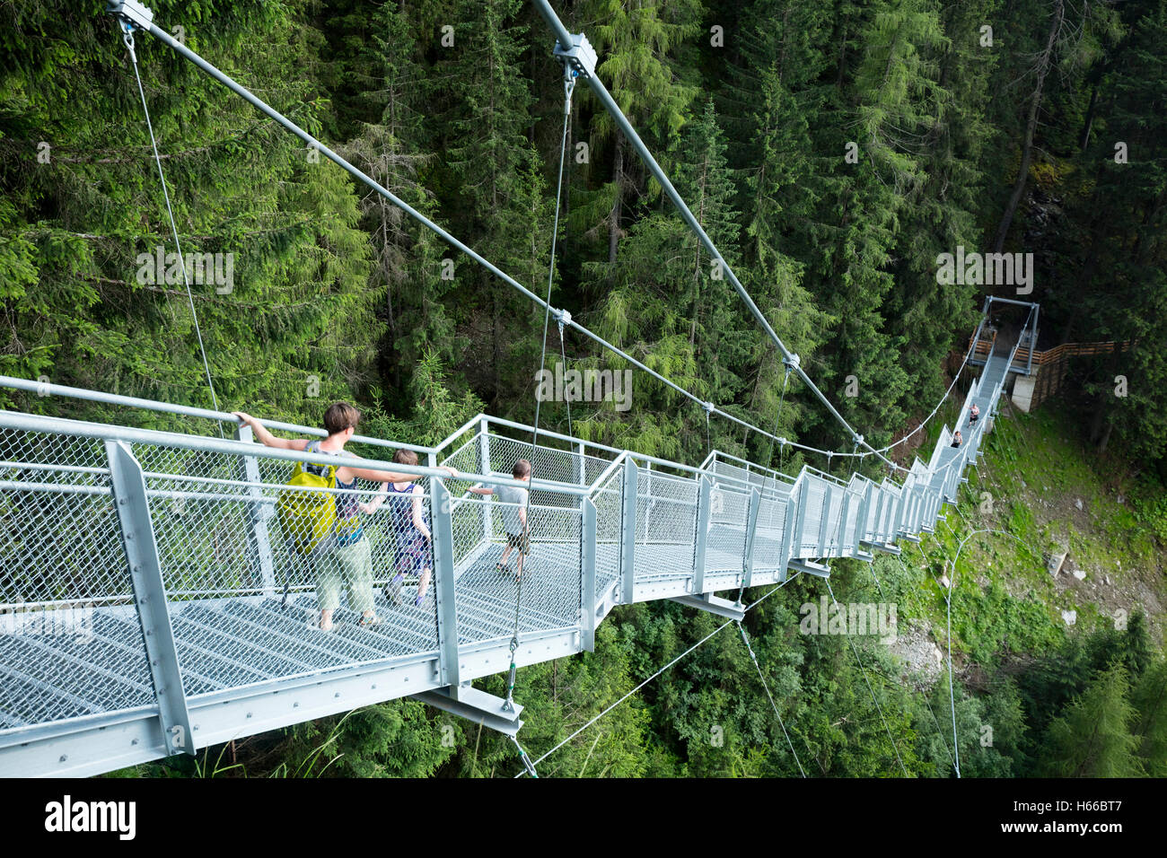 Escalier suspendu à côté de Stuibenfall Waterfall, Otztal, vallée, Tirol, Autriche. Banque D'Images