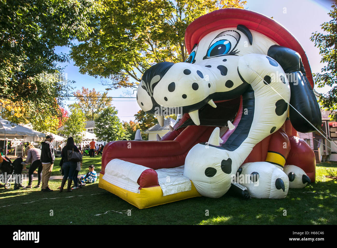 Le chien dalmatien incendie gonflable diapositive. Banque D'Images