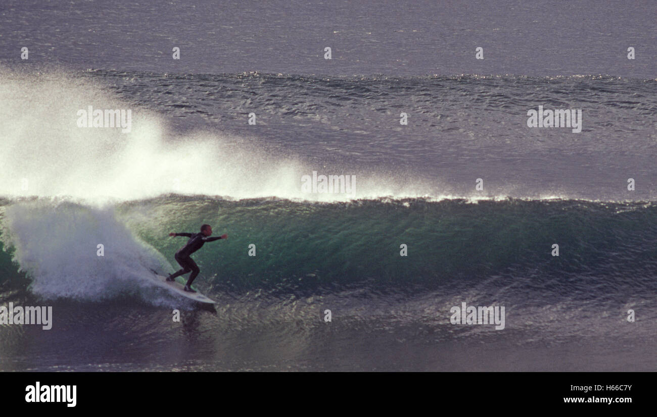 Ciaran Haresnape surf près de Bundoran, dans le comté de Donegal, Irlande. Banque D'Images