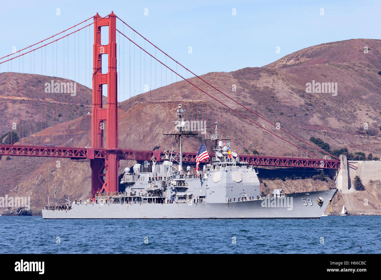 La classe Arleigh Burke destroyer lance-missiles USS John Paul Jones passe sous le Golden Gate Bridge et dans la baie de San Francisco. Banque D'Images