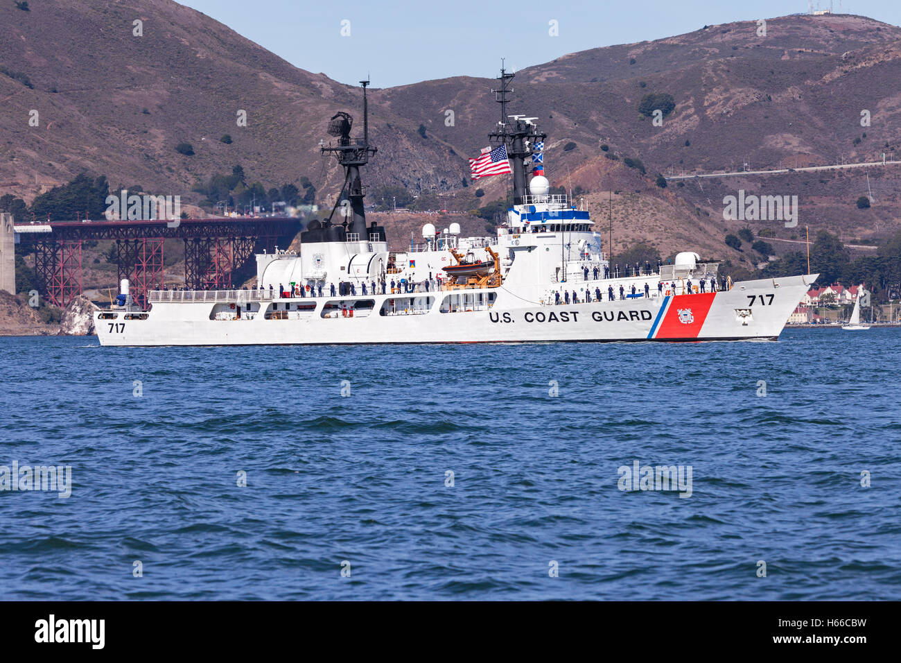 Le USCGC Mellon (WHEC-717), Hamilton-class coupe haute résistance, entre dans la baie de San Francisco avec équipage qui tapissent le rail. Banque D'Images