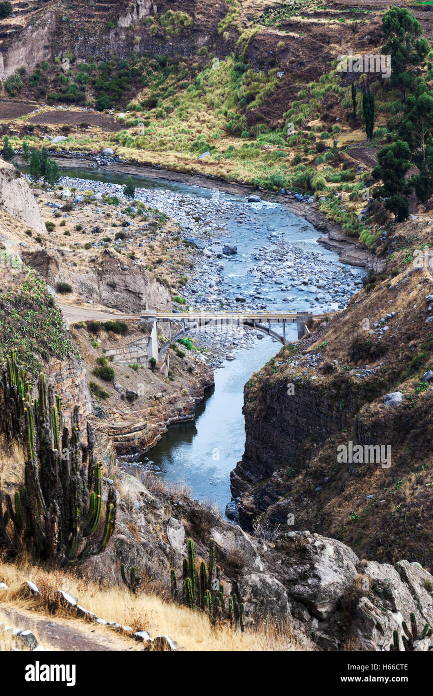 Pont sur une rivière de montagne au Pérou Banque D'Images