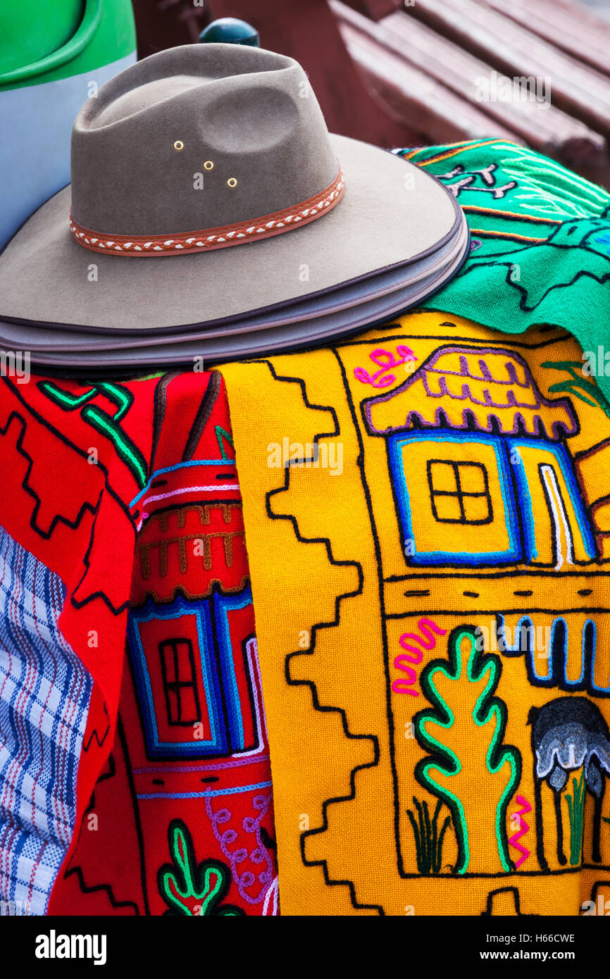 Les écharpes et les chapeaux de feutre dans un marché au Pérou Photo Stock  - Alamy